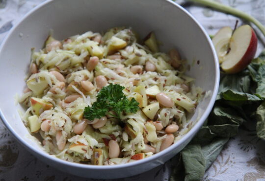 Apfel-Kohlrabi-Salat mit weißen Bohnen.