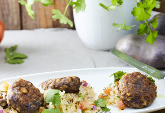 Raffinierte Crossover-Falafel: Rezept für Falafel mit lila Kartoffeln und Sauerkraut-Salsa