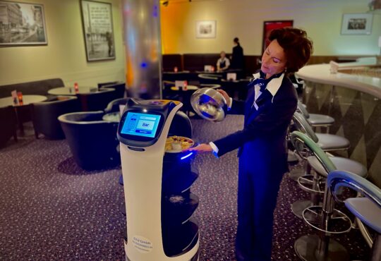„Maunzi“ on tour / Im Maritim proArte Hotel Berlin hilft jetzt ein Roboter mit