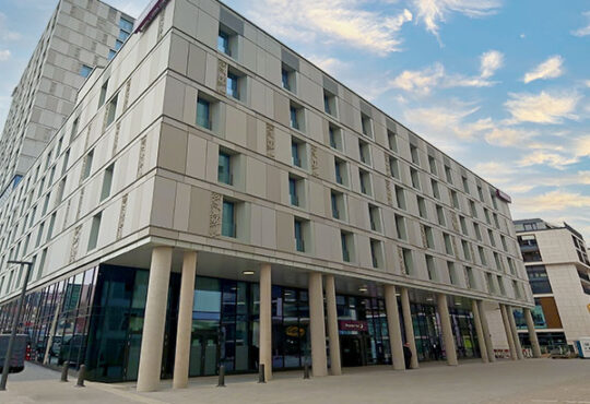 Premier Inn eröffnet viertes Hotel in Stuttgart: Das Haus im Turm am Mailänder Platz ist Teil einer Mixed Use-Entwicklung im Europaviertel und bietet 260 Zimmer mit maximalem Schlafkomfort