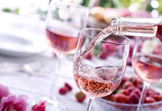 Rose Wein trinken auf der Terasse