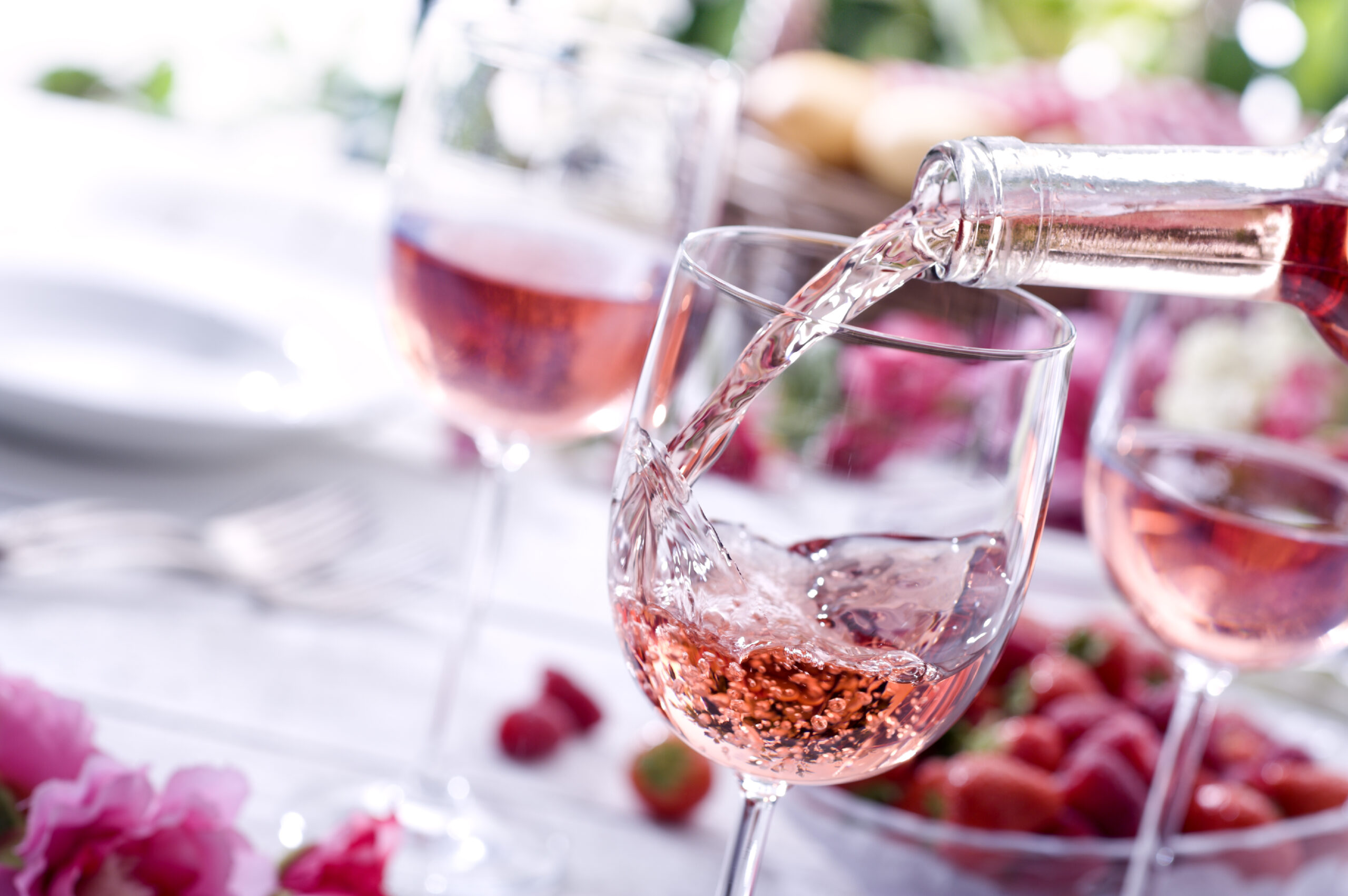 Rose Wein trinken auf der Terasse