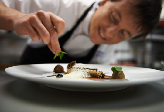 Die engagierten Gastronomen von 50plus Hotels und Genuss Reisen präsentieren bei den „Kulinarischen Veredelungswochen“ typische Speisen und Getränke ihrer Region