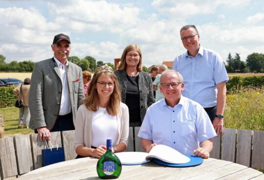 Unterfrankens Regierungspräsident mit den Winzern im Gespräch