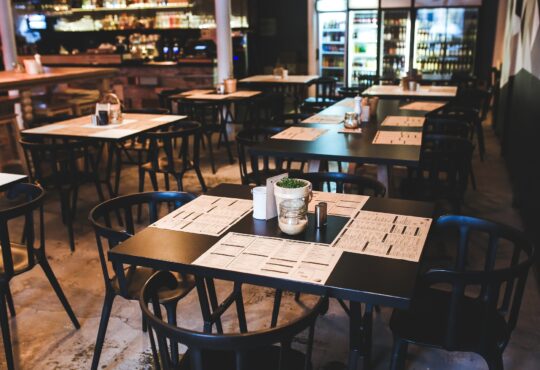 DEHOGA-Umfrage: Juni-Umsätze im Gastgewerbe noch unter Vorkrisenniveau