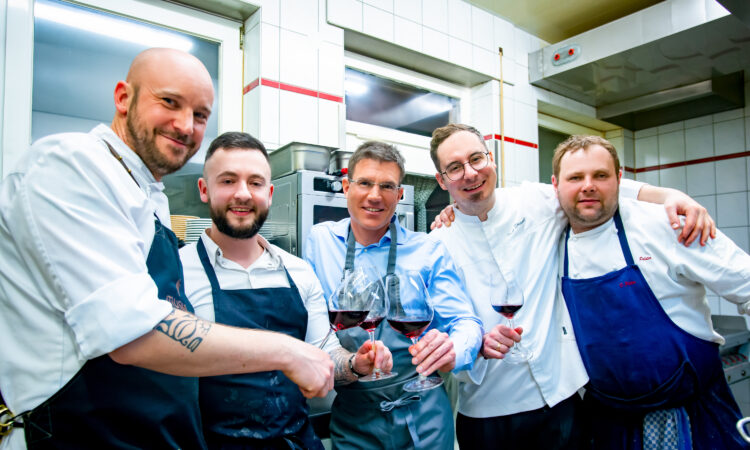 Die Ideengeber von Wine, Dine & Beats: Christian Frank vom City-Management Erlangen (3.v.l.) sowie die Chefköche Zacharias Dengler (1.v.l.), Fritz Striegel jr. (4.v.l.) und Dominic Polster (5.v.l.) / © ETM Anne Zarncke