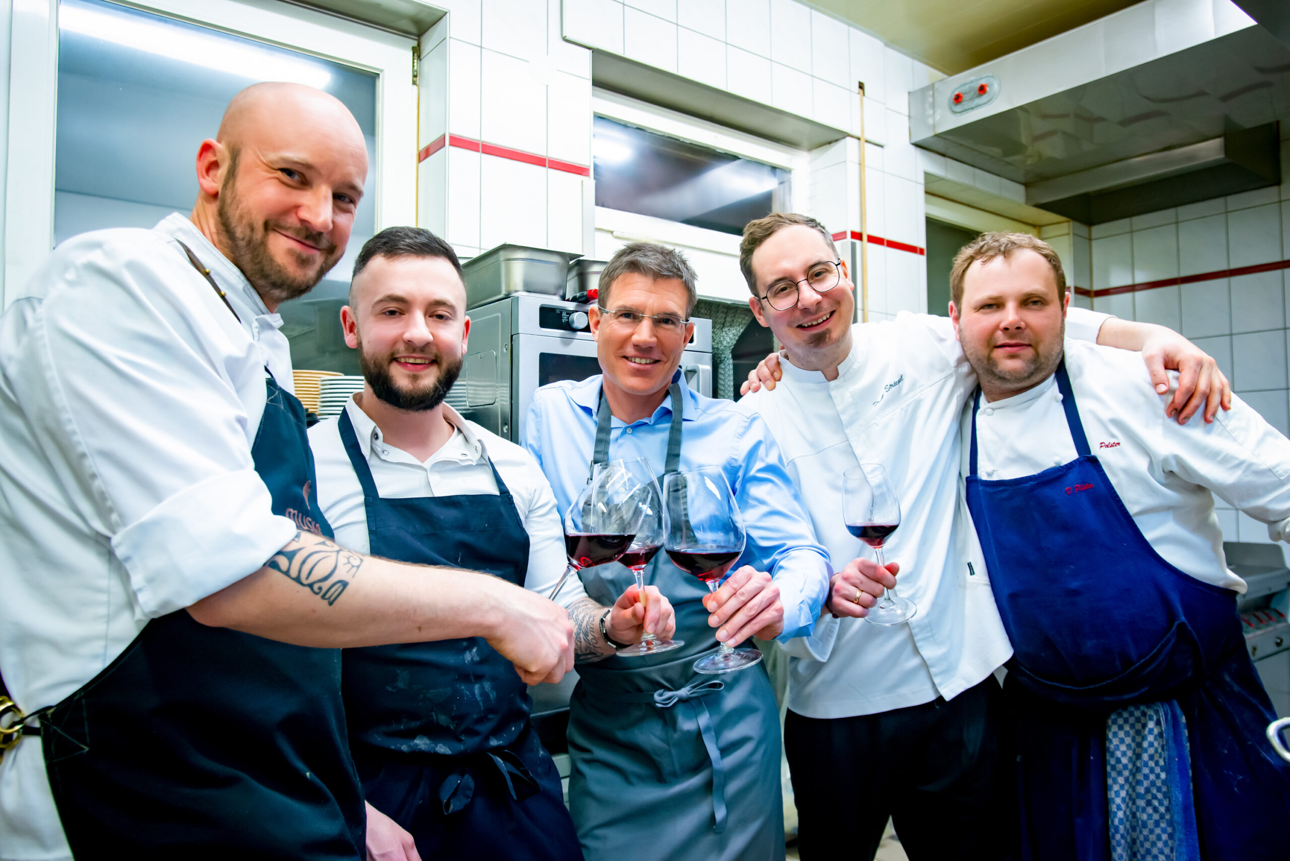 Die Ideengeber von Wine, Dine & Beats: Christian Frank vom City-Management Erlangen (3.v.l.) sowie die Chefköche Zacharias Dengler (1.v.l.), Fritz Striegel jr. (4.v.l.) und Dominic Polster (5.v.l.) / © ETM Anne Zarncke