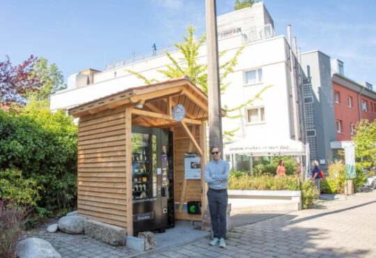 Hotelier Ben Förtsch eröffnet das "Margalädla" für die Anwohner in Erlangen (© Hotel Luise)