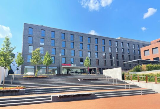 Das neu gebaute IntercityHotel Herford liegt im Zentrum der Stadt und umfasst 135 Gästezimmer im Design von Matteo Thun / Bildquelle: Steigenberger Hotels AG