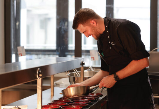 Kreativer Küchenchef im ATLANTIC Hotel Münster: Niklas Hoffmann (Bildquelle: @ATLANTIC Hotel Münster / Franziska Krug)