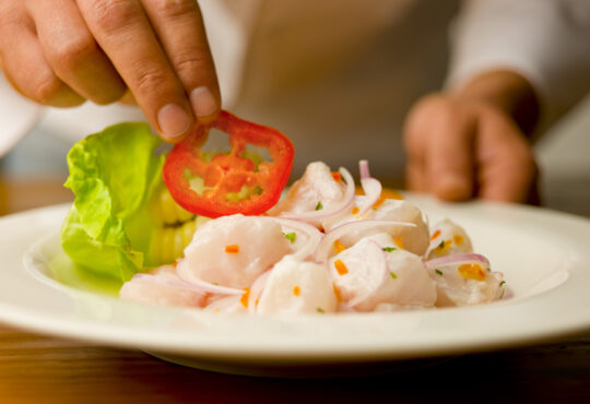 Zubereitung von Fisch-Ceviche, ein traditionelles peruanisches Gericht