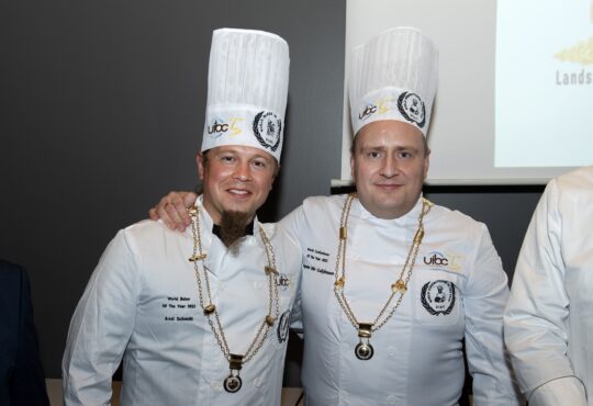 Er hat es gerockt: Der fränkische Bäckermeister und Brotsommelier Axel Schmitt (l.) wurde zum "Worlbaker of the Year" ernannt. Sigurður Már Guðjónsson (r.) aus Island wurde weltbester Konditor. Foto: UIBC
