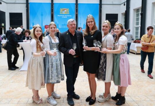 Über den regen Zuspruch bei der Weinverkostung des Fränkischen Gewächses in der Bayeri-schen Landesvertretung in Berlin freut sich das Fränkische Gewächs. Foto Rudi Merkl