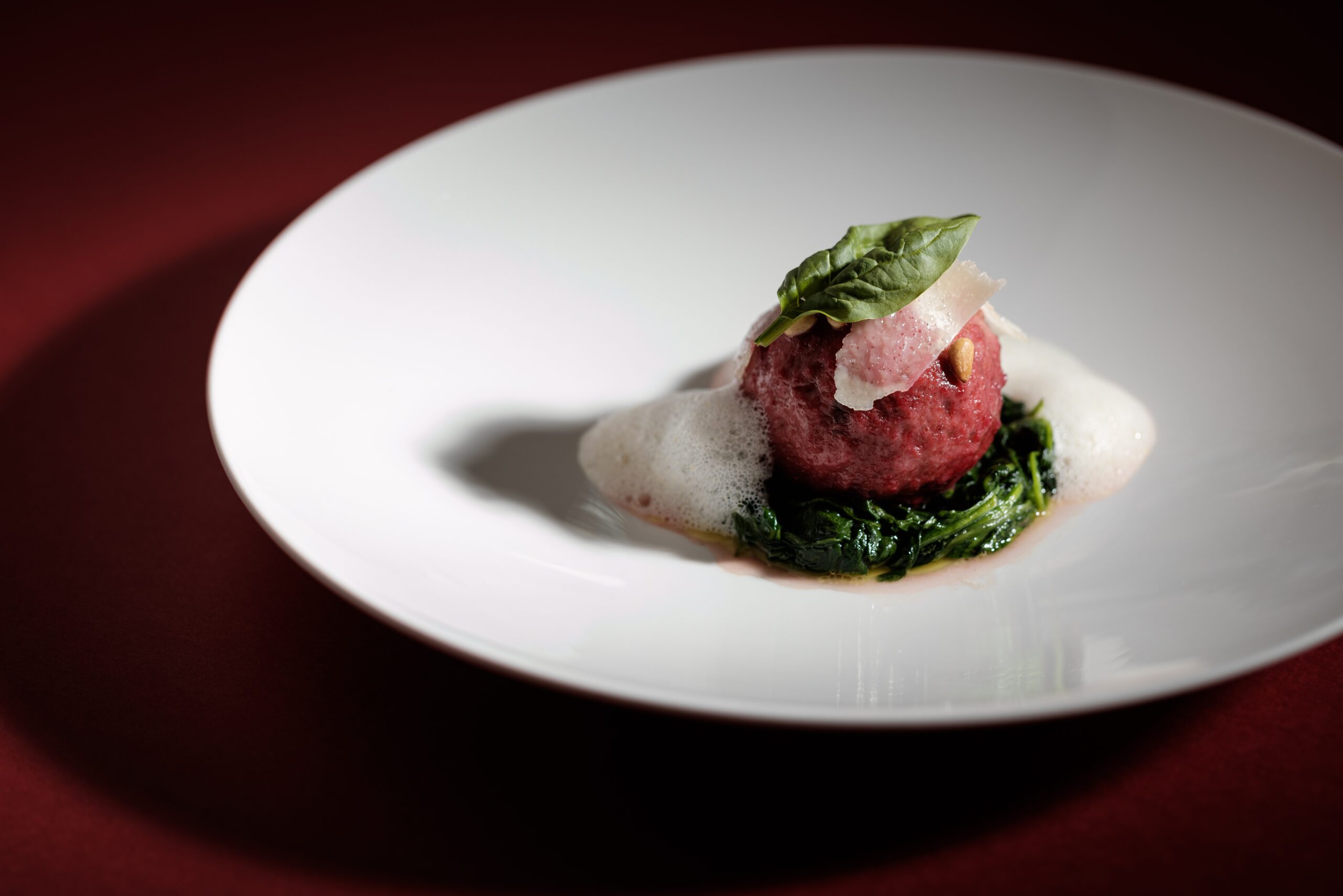 Kreativ und bodenständig, leicht zuzubereiten und trotzdem ein Hingucker – Maximilian Moser, Sternekoch des Hotel Vier Jahreszeiten Starnberg in Oberbayern, teilt das Rezept seiner Rote-Bete-Knödel. Bildnachweis: Hotel Vier Jahreszeiten Starnberg