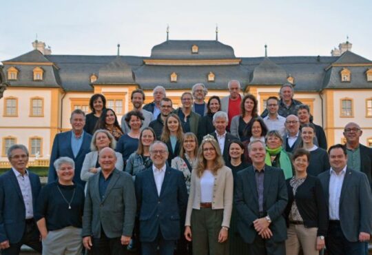 Es ist geschafft! Zu den ersten Gratulanten zählte auch Frankens Weinkönigin Eva Brockmann. (Foto: Gabriele Brendel)