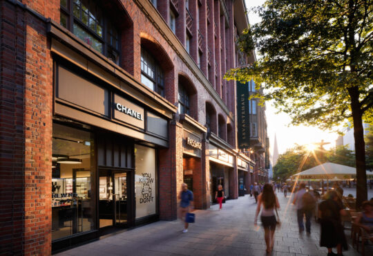 Erstes Conrad Hotel in Deutschland: MHP und die Levantehaus GbR positionieren Hamburger Luxushotel neu